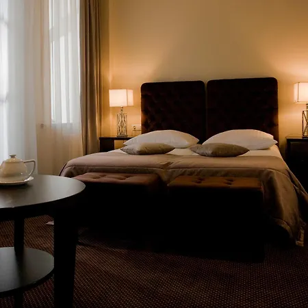 Amberton Cathedral Square 4*