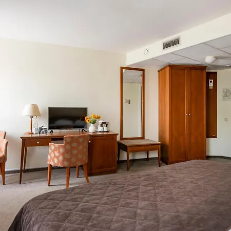 Amberton Cathedral Square 4*