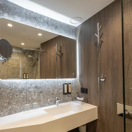 Amberton Cathedral Square 4*