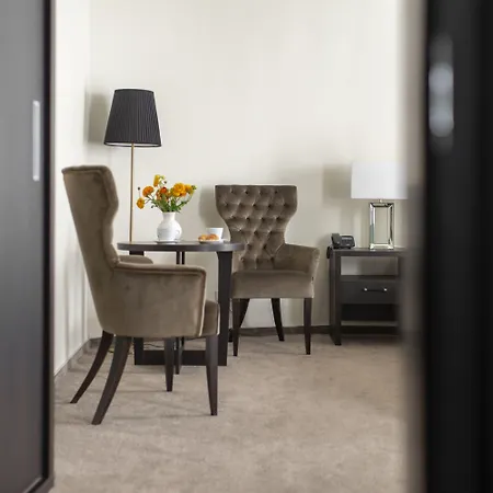 Amberton Cathedral Square 4*