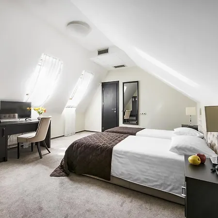 Amberton Cathedral Square 4*