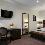 Amberton Cathedral Square 4*