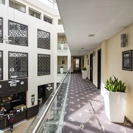 Amberton Cathedral Square 4*