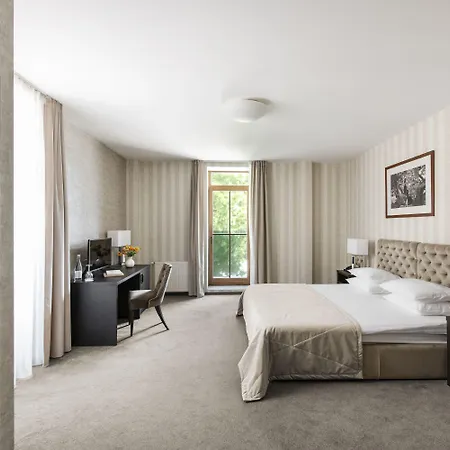 Amberton Cathedral Square Hotel