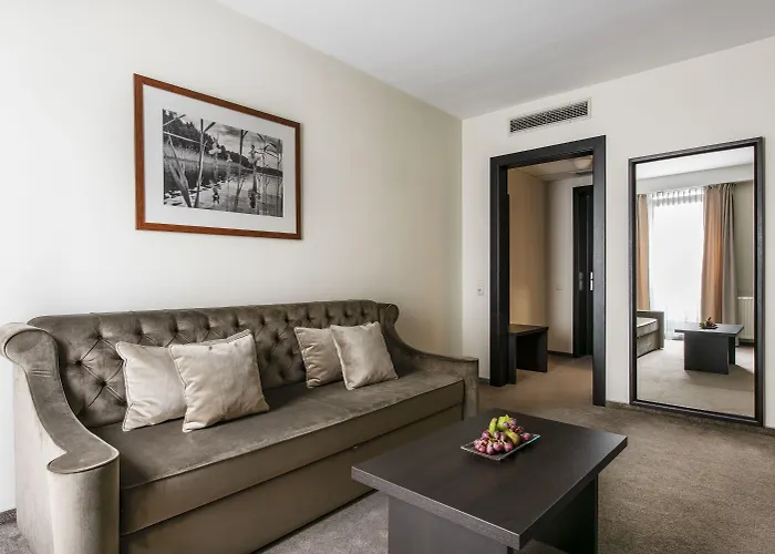 Amberton Cathedral Square 4*